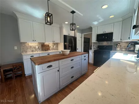 Kitchen - 264 Windfall Ln, Wadsworth, OH 44281 photo 2 of 3