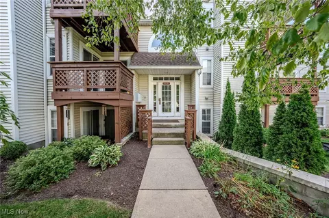 1360 Cedarwood Dr #C2, Westlake, OH 44145