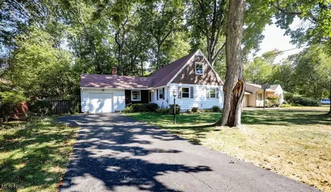 566 Beech Dr, Kent, OH 44240