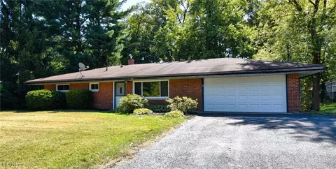 1516 Meadowlawn Dr, Macedonia, OH 44056