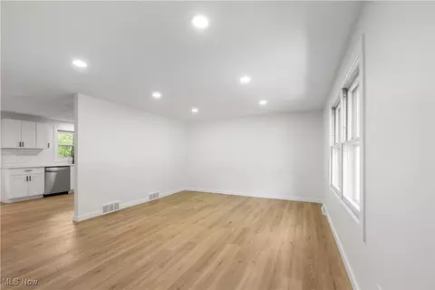 Living - 1009 Oak Tree Rd, Akron, OH 44320 photo 3 of 13