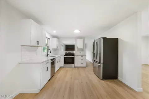 Kitchen - 1009 Oak Tree Rd, Akron, OH 44320 photo 2 of 2