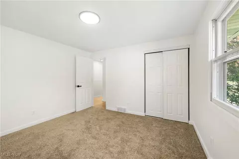 Bedroom - 1009 Oak Tree Rd, Akron, OH 44320 photo 5 of 6