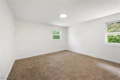 Bedroom - 1009 Oak Tree Rd, Akron, OH 44320 photo 3 of 6