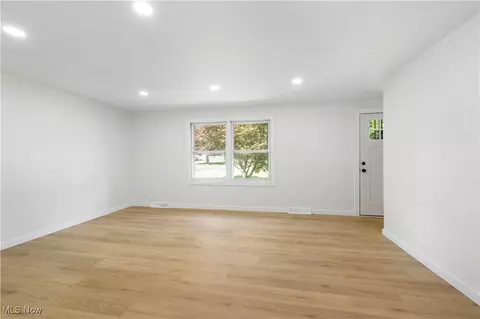 Living - 1009 Oak Tree Rd, Akron, OH 44320 photo 5 of 13