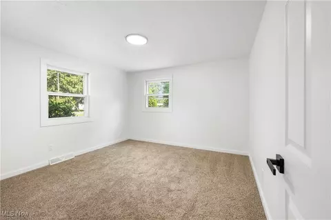 Bedroom - 1009 Oak Tree Rd, Akron, OH 44320 photo 4 of 6