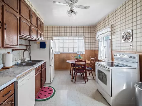 421 Adams St, Elyria, OH 44035 photo 15
