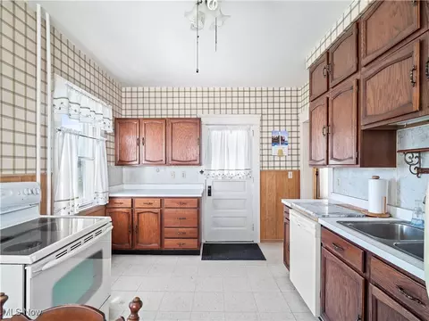421 Adams St, Elyria, OH 44035 photo 17