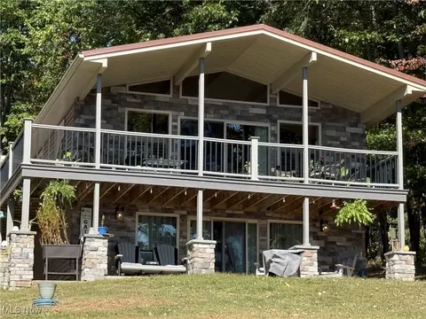 1743 W Buckhorn Dr, Millersburg, OH 44654
