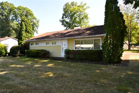 610 Clifton Dr NE, Howland, OH 44484