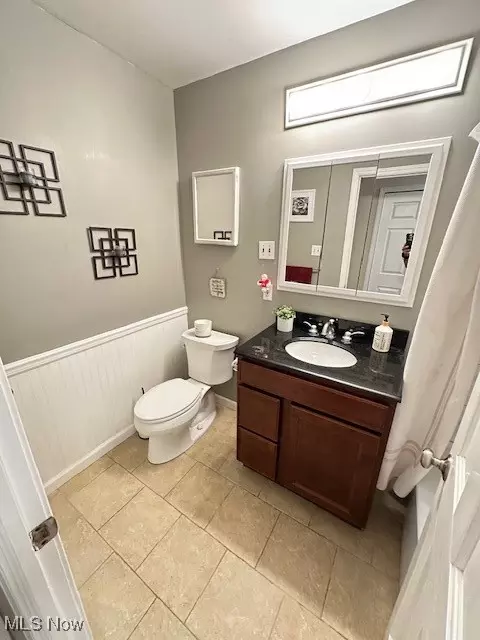 Bath - 272 Pineview Dr, Berea, OH 44017 photo 3 of 4