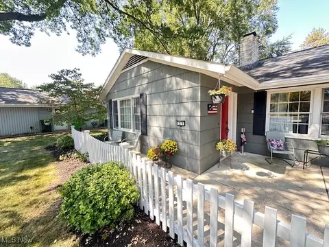 Exterior - 272 Pineview Dr, Berea, OH 44017 photo 3 of 8