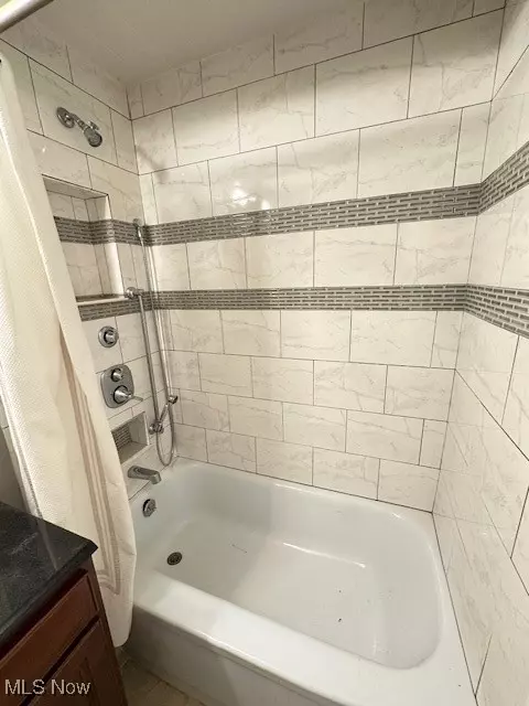 Bath - 272 Pineview Dr, Berea, OH 44017 photo 4 of 4