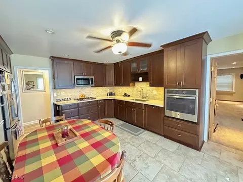 Kitchen - 272 Pineview Dr, Berea, OH 44017 photo 2 of 4