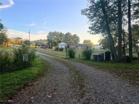 7898 State Route 800 NE, Zoarville, OH 44656