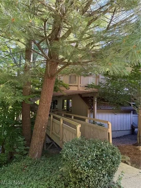 595 Meredith Ln, Cuyahoga Falls, OH 44223