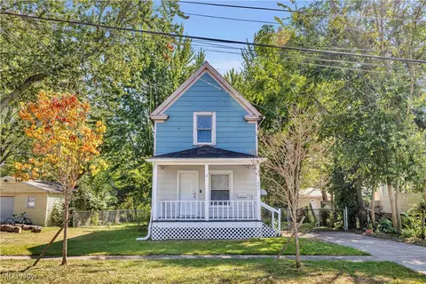 944 Walnut St, Elyria, OH 44035 photo 1