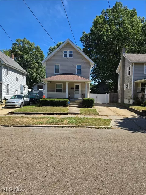 979 Neptune Ave, Akron, OH 44301