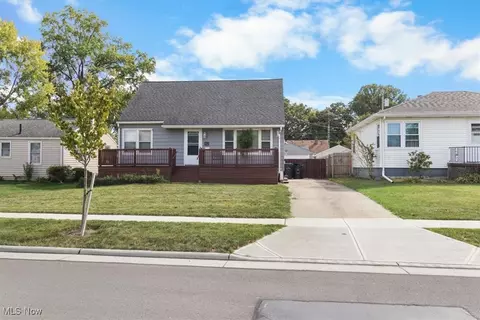 337 Harwood St, Elyria, OH 44035 photo 2