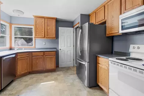 337 Harwood St, Elyria, OH 44035 photo 9