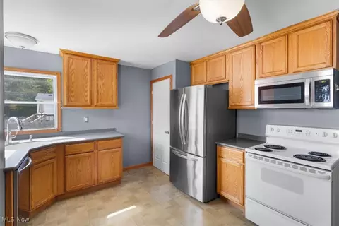 337 Harwood St, Elyria, OH 44035 photo 7