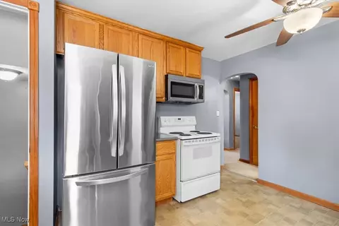 337 Harwood St, Elyria, OH 44035 photo 8