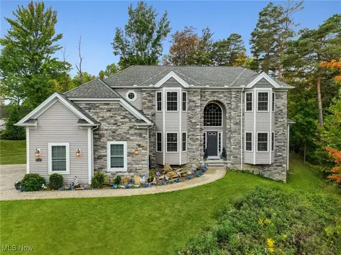 8290 Crystal Creek Dr, North Royalton, OH 44133