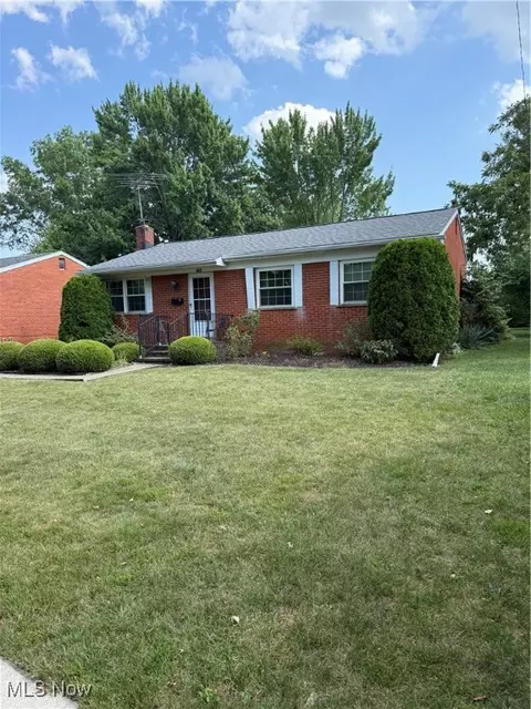 825 Jamestown Ave, Elyria, OH 44035