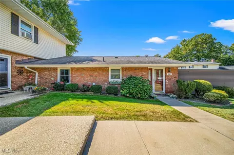 8563 Tanglewood Trl, Chagrin Falls, OH 44023