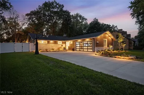 2742 Horseshoe Blvd, Westlake, OH 44145