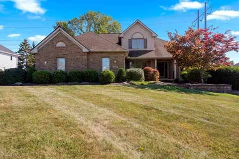 6689 Willow Lake Dr, North Royalton, OH 44133