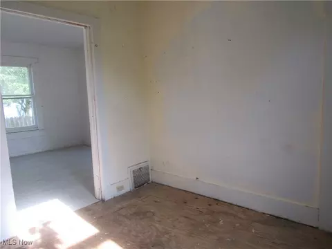 Bedroom - 116 Oak St, Elyria, OH 44035 photo 4 of 8