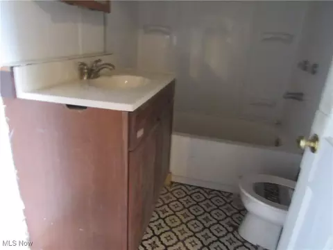 Bath - 116 Oak St, Elyria, OH 44035 photo 1 of 1