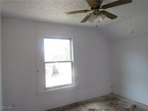 Bedroom - 116 Oak St, Elyria, OH 44035 photo 5 of 8