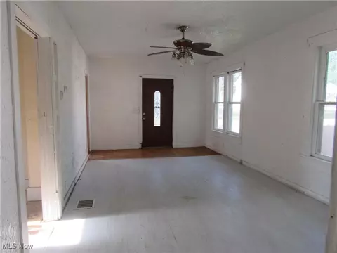 Living - 116 Oak St, Elyria, OH 44035 photo 2 of 2