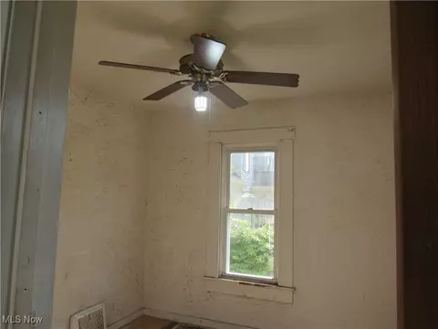 Bedroom - 116 Oak St, Elyria, OH 44035 photo 2 of 8