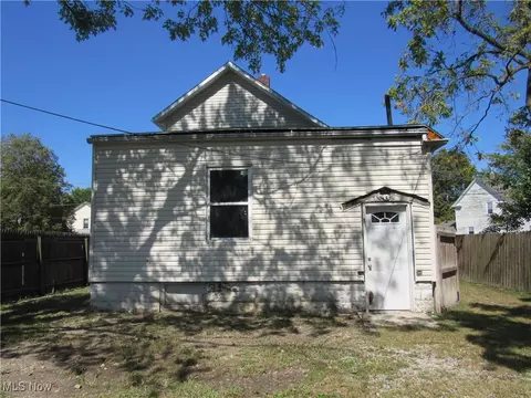 Exterior - 116 Oak St, Elyria, OH 44035 photo 2 of 3