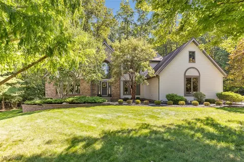 2941 Canterbury Ct, Willoughby Hills, OH 44092