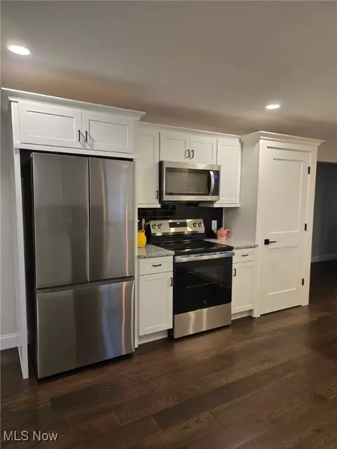 Kitchen - 418 Jaronte Dr, Boardman, OH 44512 photo 2 of 3