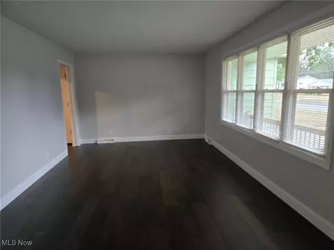 Living - 418 Jaronte Dr, Boardman, OH 44512 photo 2 of 2