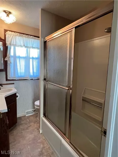 Bath - 1028 Lyndon Ave, Ashtabula, OH 44004 photo 1 of 4