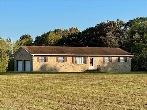 1421 Hocking Rd, Little Hocking, OH 45742