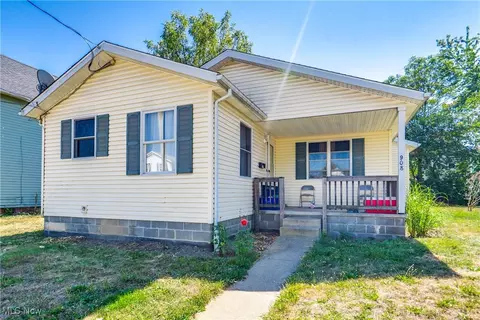 908 4th St NE, Canton, OH 44704