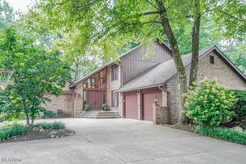 2664 Pine Lake Trl, Uniontown, OH 44685