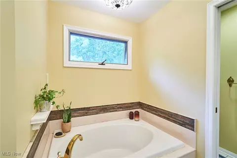 Bath - 3127 Deercrest Path, Stow, OH 44224 photo 3 of 5