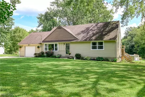 6590 Peck Rd, Ravenna, OH 44266