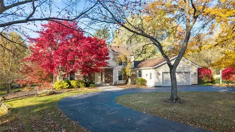 17128 N Brook Trl, Chagrin Falls, OH 44023