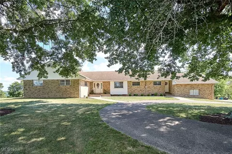 402 Highlawn Dr, Ripley, WV 25271