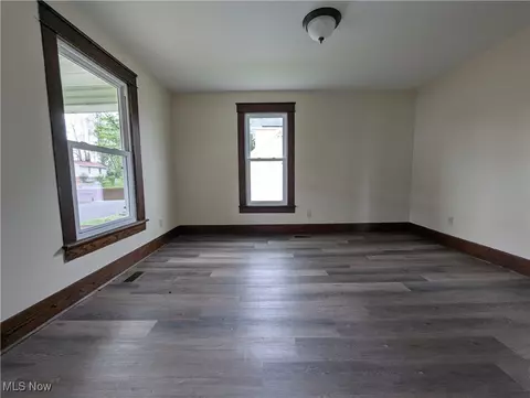 Living - 810 Pine St, Coshocton, OH 43812 photo 2 of 3