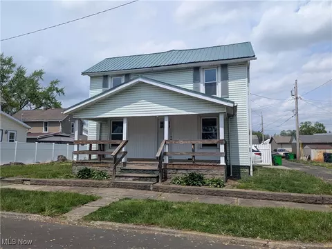 810 Pine St, Coshocton, OH 43812